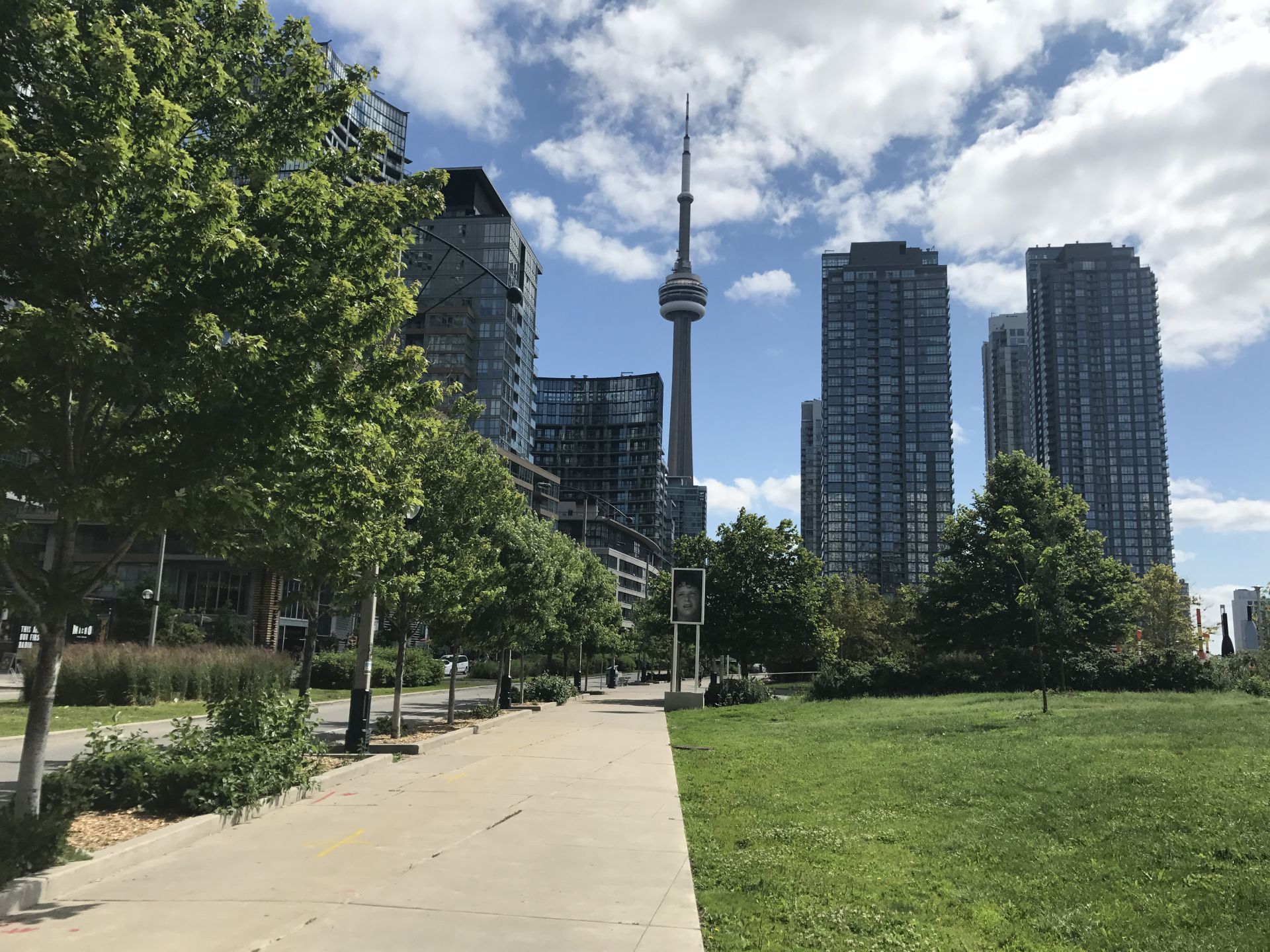 park v centru toronto s vyhledem na cn tower